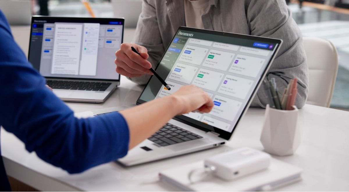 Accessibilità digitale | Fotografia con dettaglio di test di usabilità di una piattaforma online con immagine di un laptop e di due persone