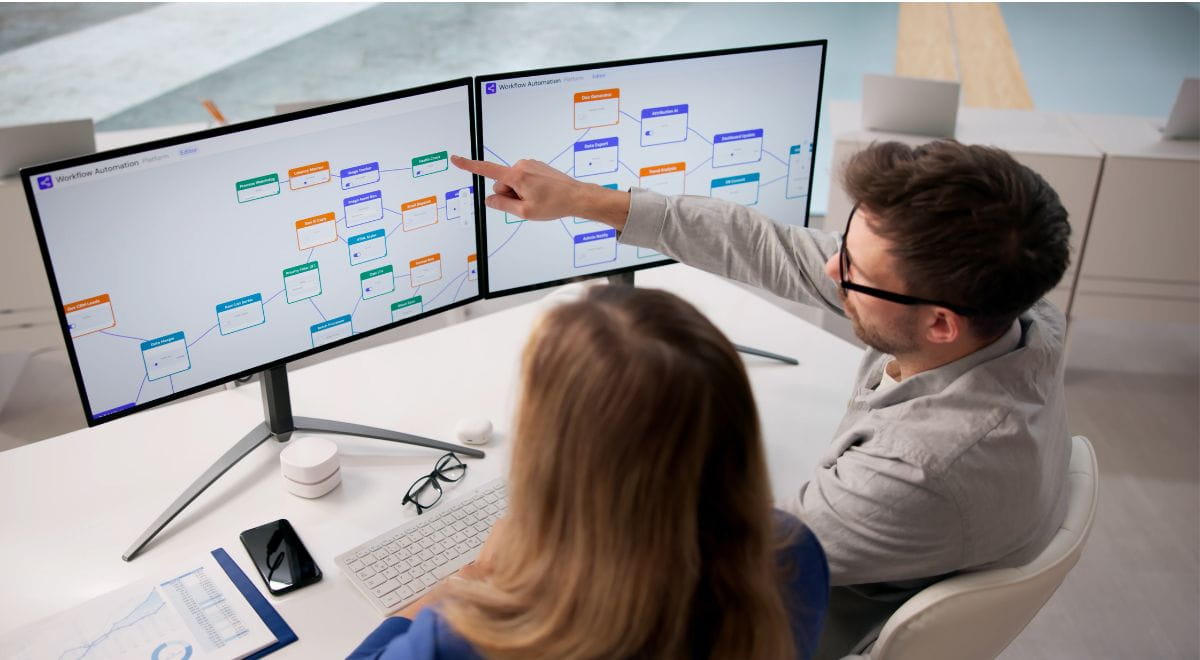 AI Automation | Immagine di due Ingegneri IT di spalle che lavorano a flussi di automazione AI