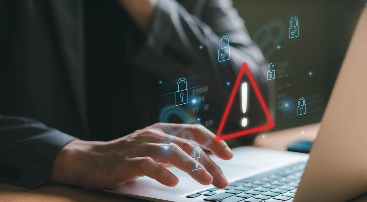 Security Awareness !| Immagine di persona al PC con icone grafiche che richiamano i concetti di sicurezza