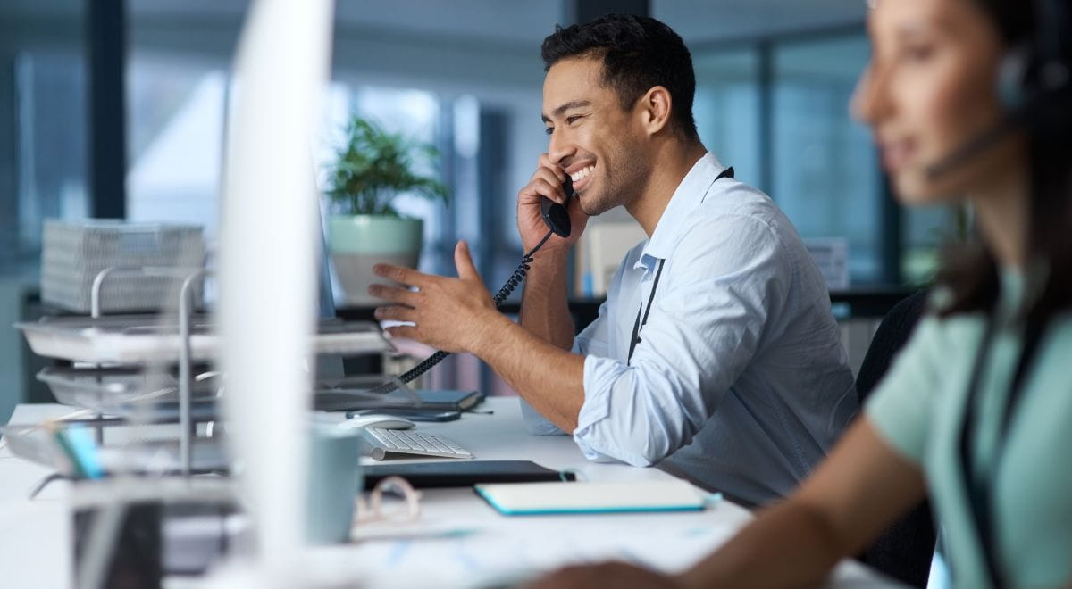Servizi IT on demand | Immagine di anteprima con foto di due consulenti IT al lavoro al PC 