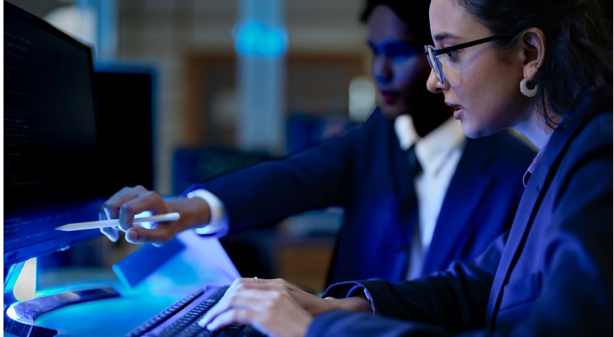 Vulnerability assessment | Immagine di due analiste al PC nel corso di un assessment delle vulnerabilità informatiche aziendali