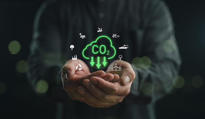 Green Computing | Immagine di un uomo con le mani giunte sulla quale compare una nuvola con scritto CO2